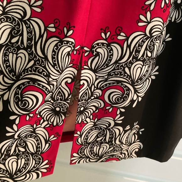 Fitted Dress w’ Back Pleat - Picture 3 of 3